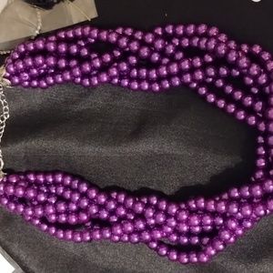 Women's pearl necklace without earrings